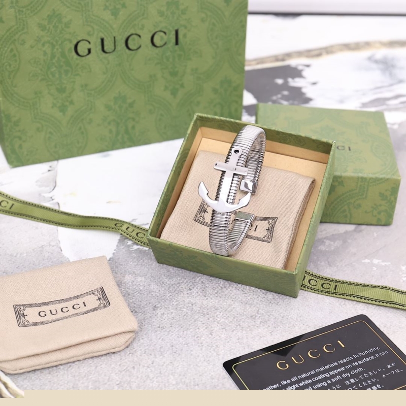 G*u*i bracelets